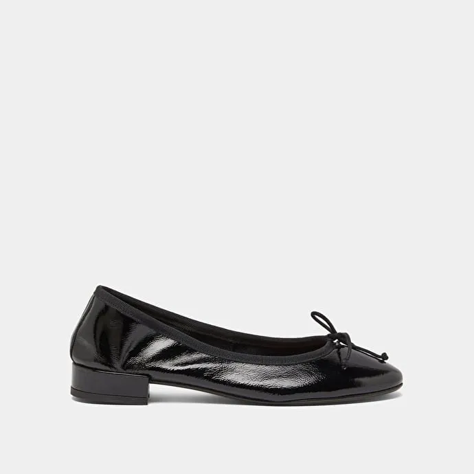 Ballet flats with laces in black pleated patent