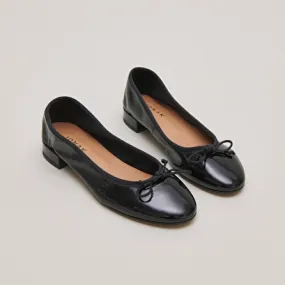 Ballet flats with laces in black pleated patent