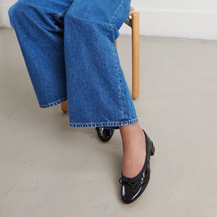 Ballet flats with laces in black pleated patent