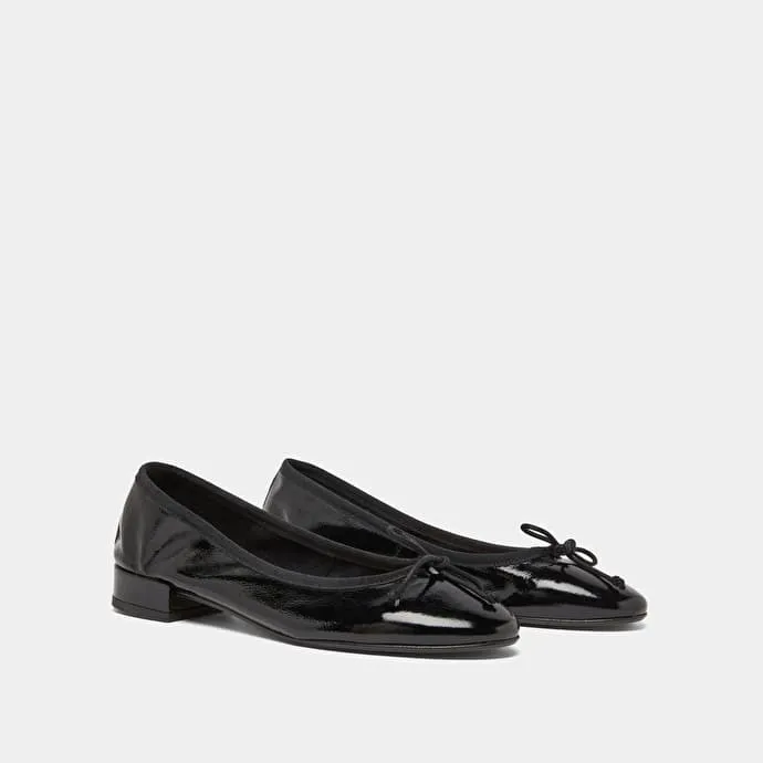 Ballet flats with laces in black pleated patent