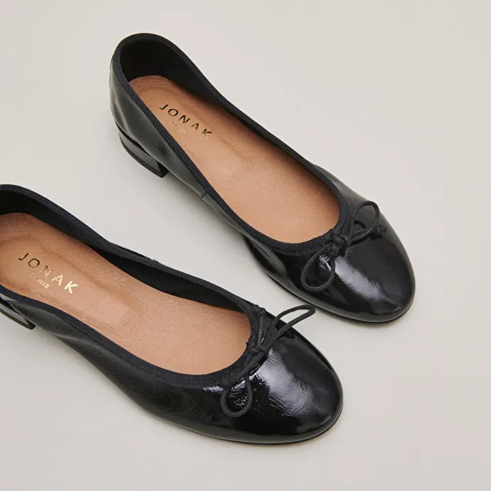 Ballet flats with laces in black pleated patent