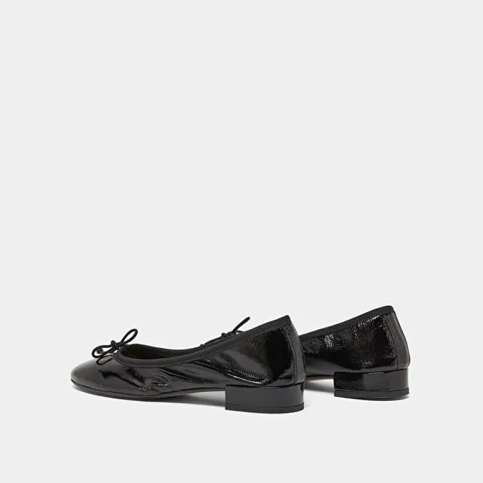 Ballet flats with laces in black pleated patent