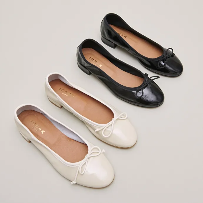 Ballet flats with laces in black pleated patent