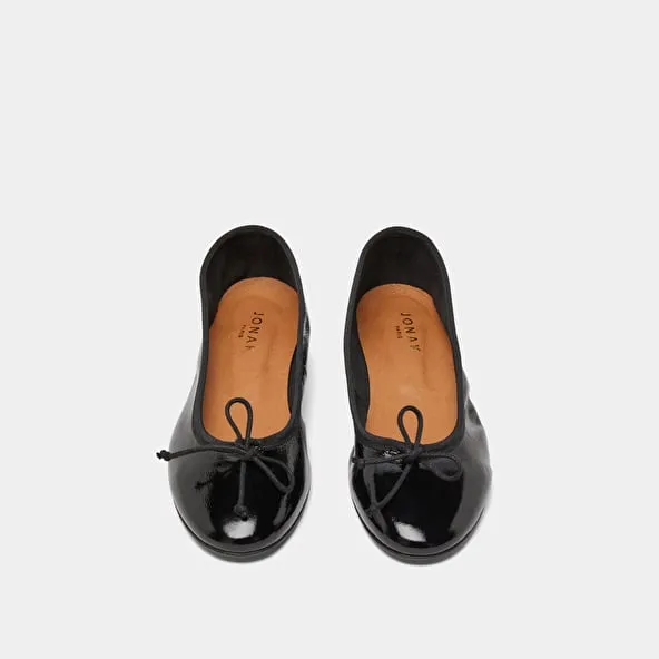 Ballet flats with laces in black pleated patent