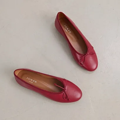 Ballet flats with laces in carmine red leather