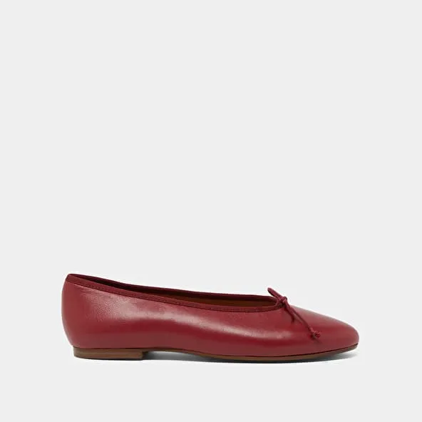 Ballet flats with laces in carmine red leather