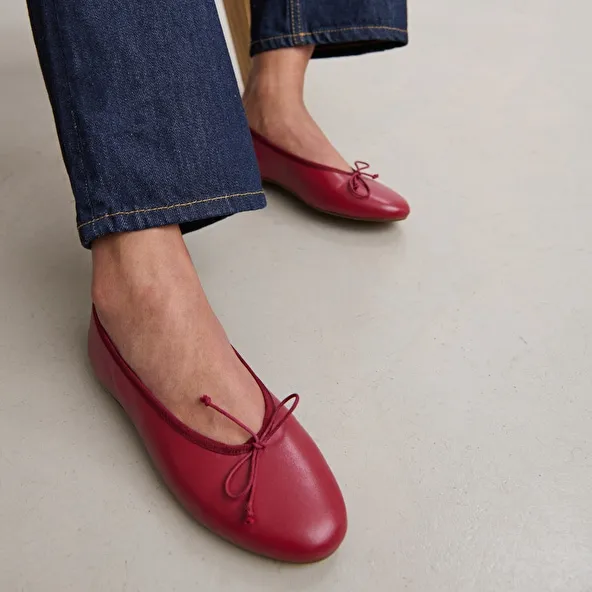 Ballet flats with laces in carmine red leather