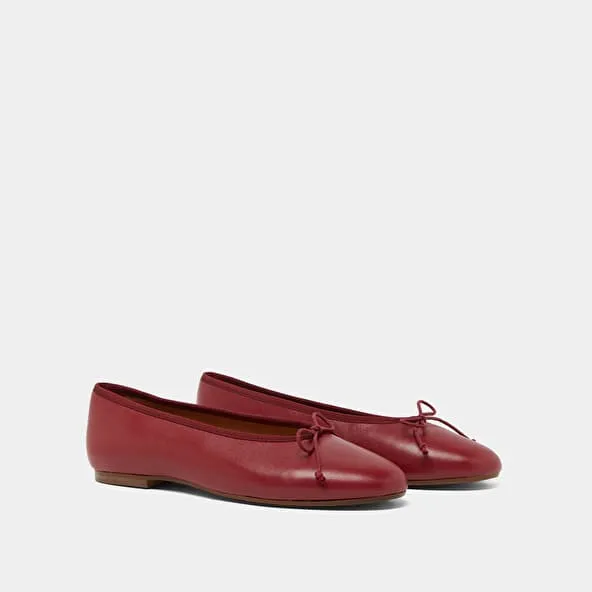 Ballet flats with laces in carmine red leather