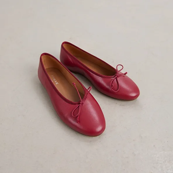 Ballet flats with laces in carmine red leather