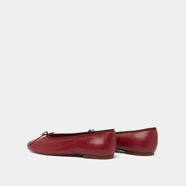 Ballet flats with laces in carmine red leather