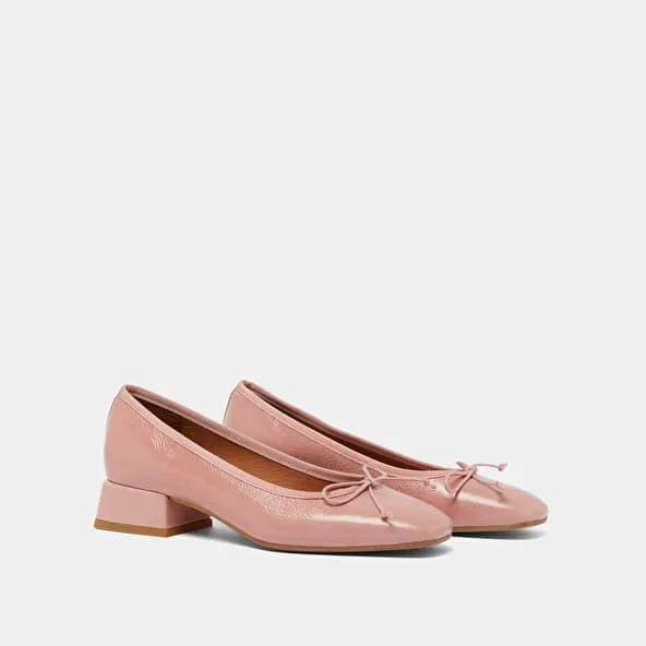 Ballet flats with low heels in pink pleated patent