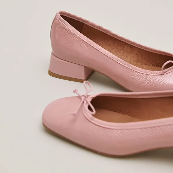 Ballet flats with low heels in pink pleated patent