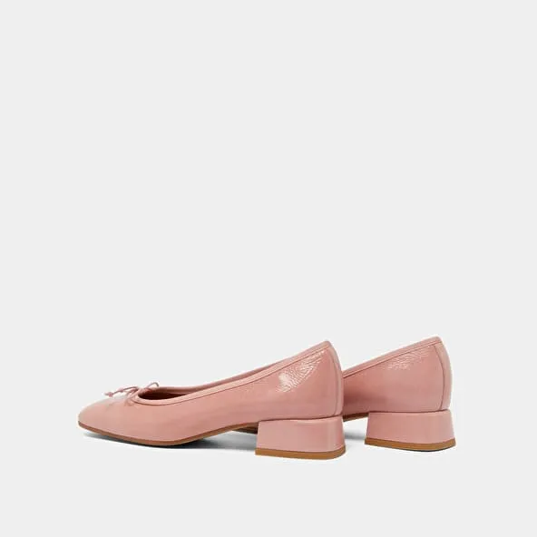 Ballet flats with low heels in pink pleated patent