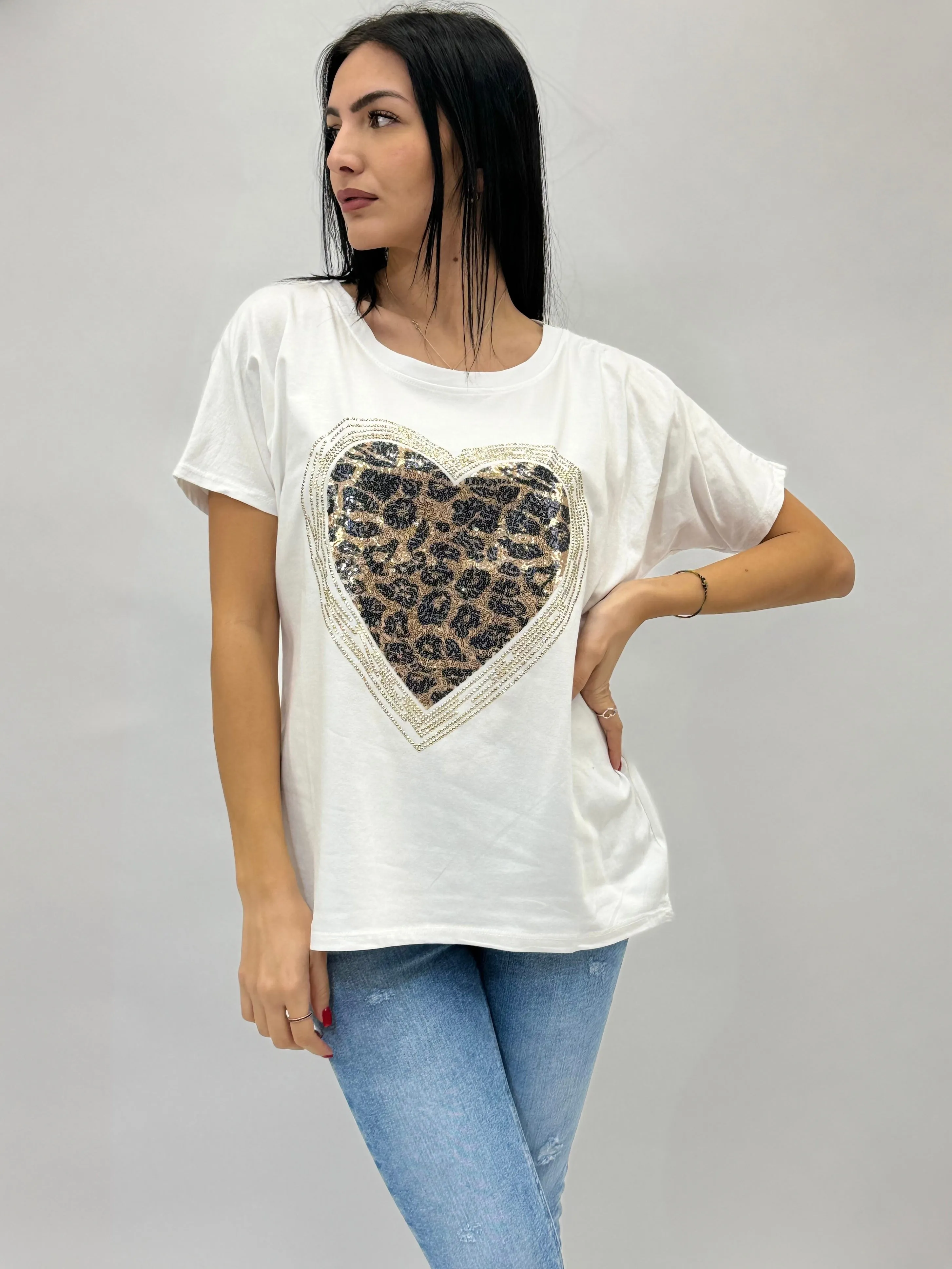 T-shirt con stampa cuore animalier